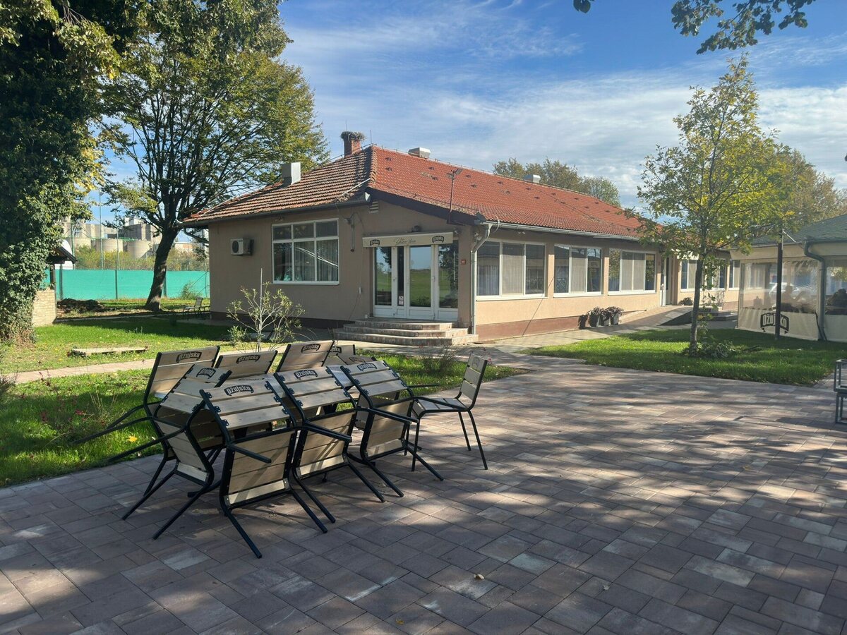 Vanjski izgled restorana Zlatna Žlica s terasom