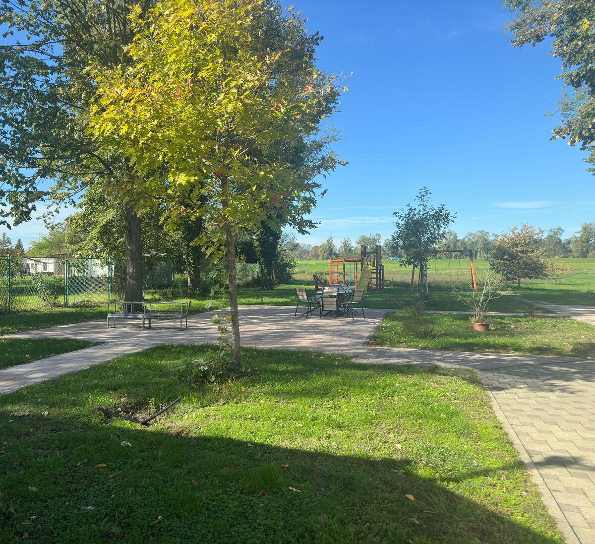 Dječje igralište i zelena površina uz restoran